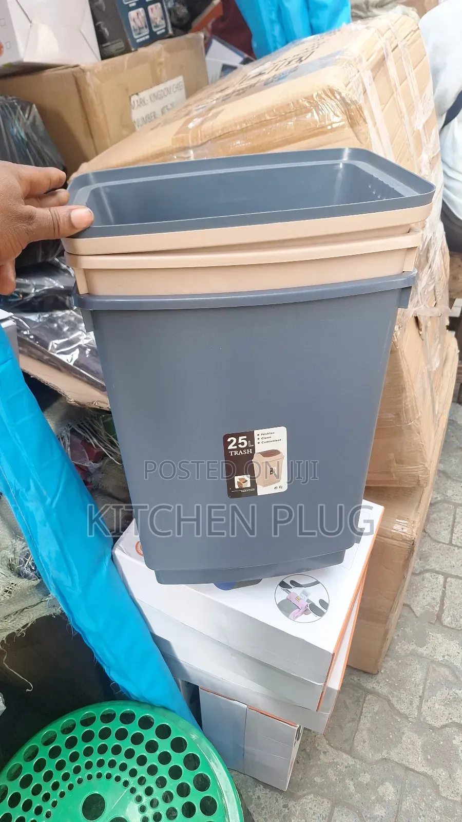 25l Trash Can, Made of Plastic.