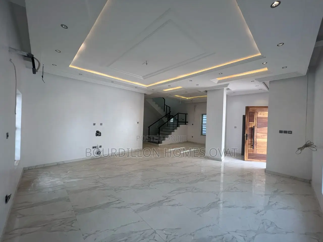 4bdrm Duplex in Chevron for sale