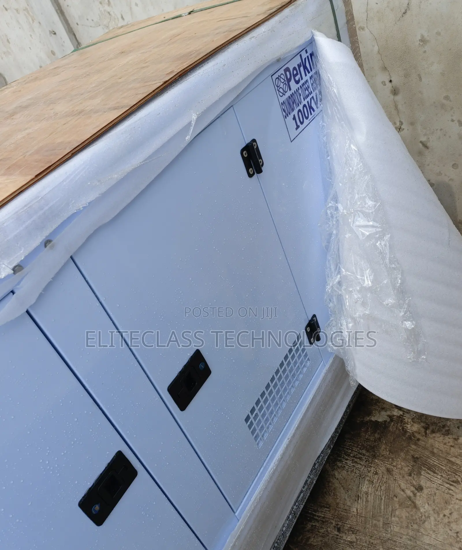 Standard (Quiet) Perkins 100kva Diesel Soundproof Generator