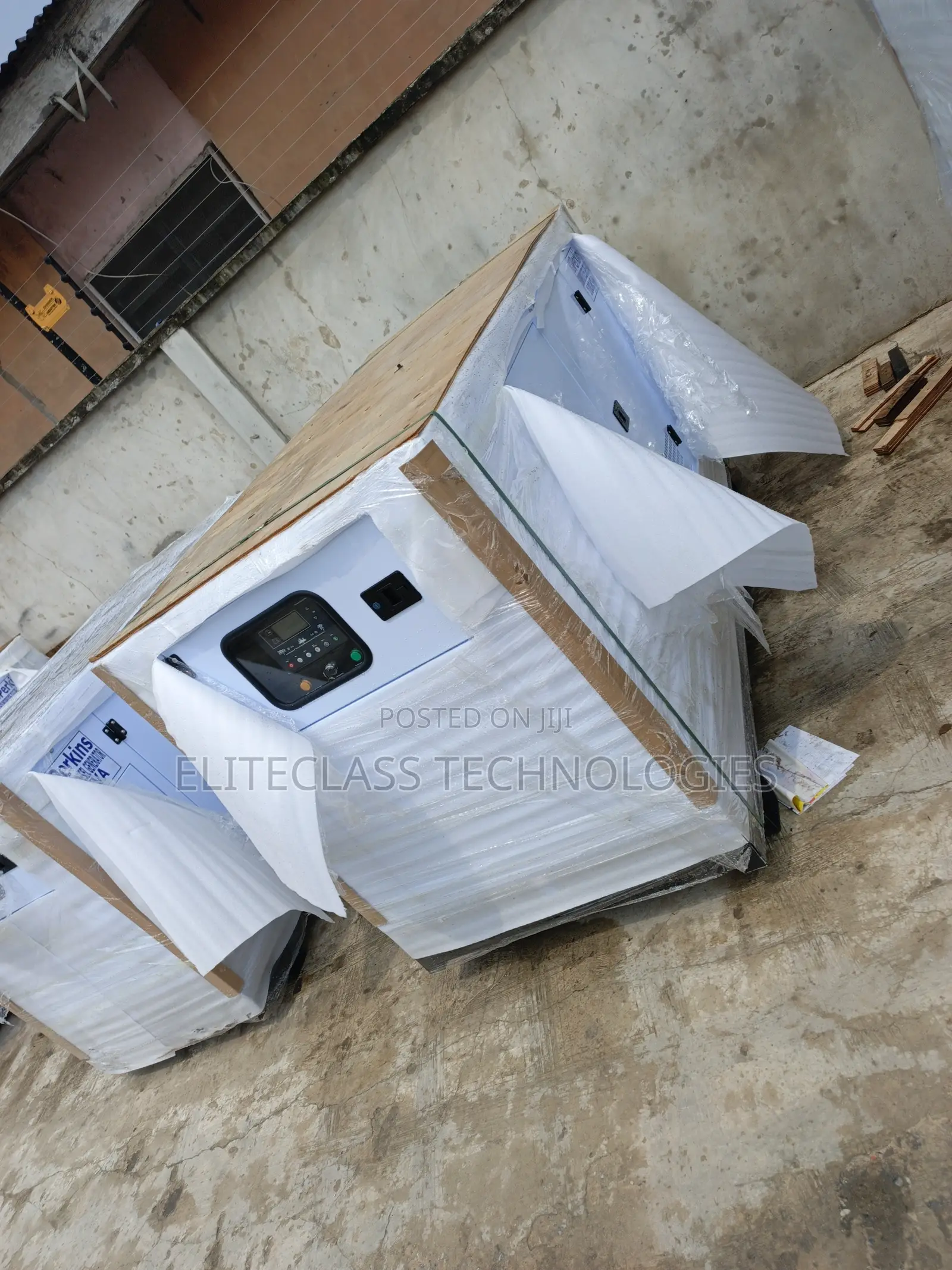 Standard (Quiet) Perkins 100kva Diesel Soundproof Generator