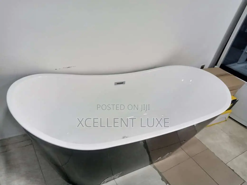 Black and White One Side Up Free Standing Bathtub
