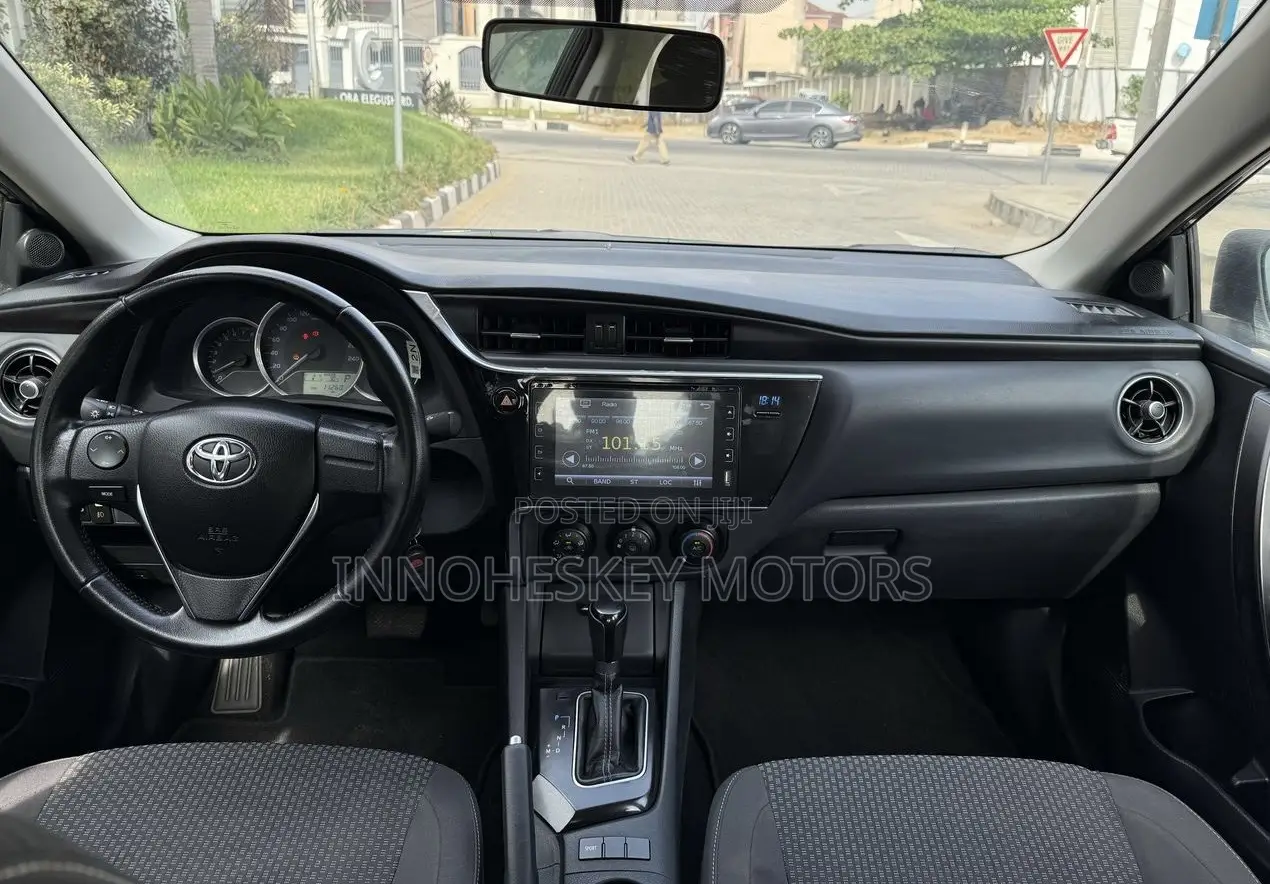 Toyota Corolla LE (1.8L 4cyl 2A) 2018 Black