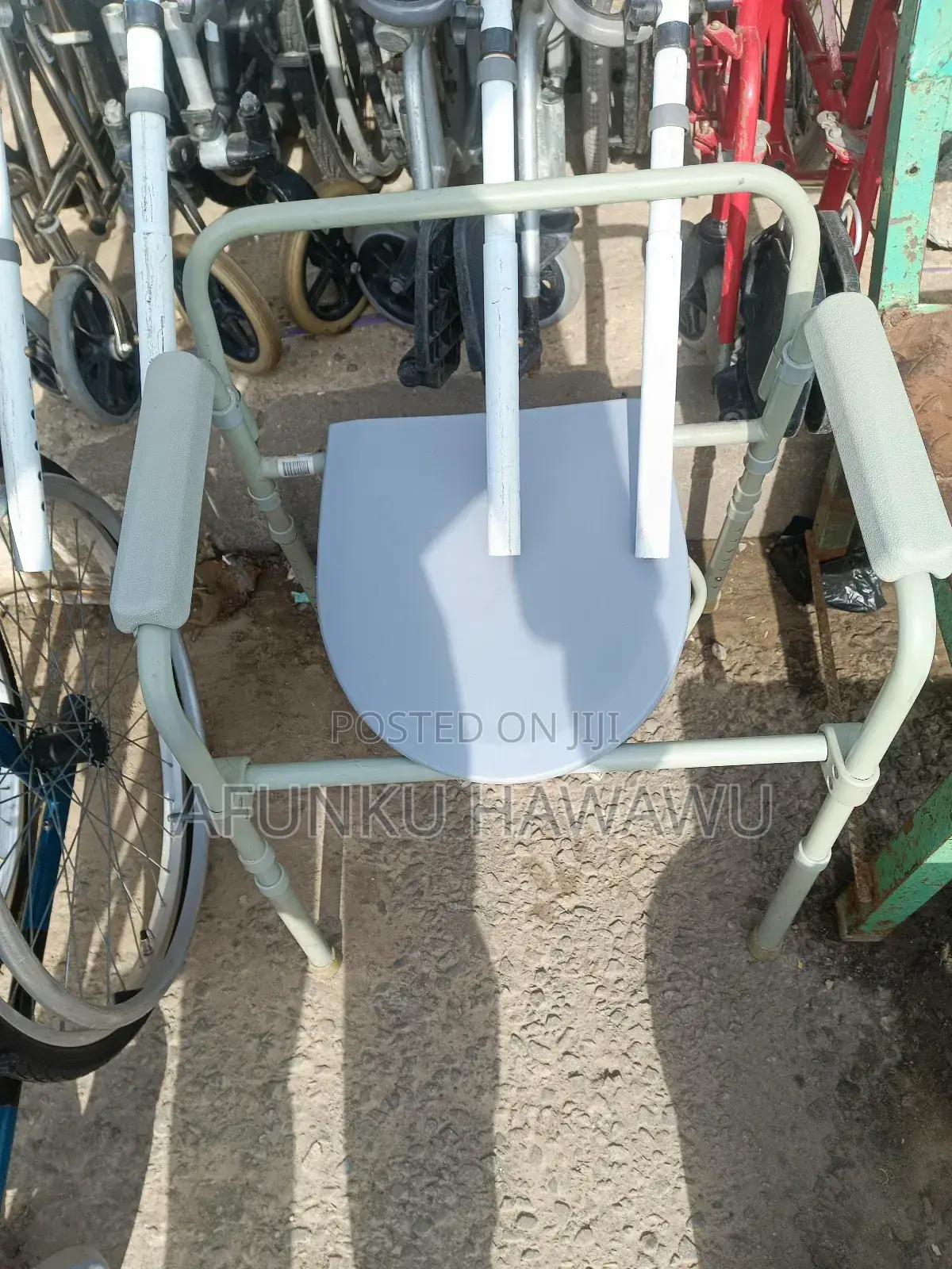 Commode Toilet With Bucket
