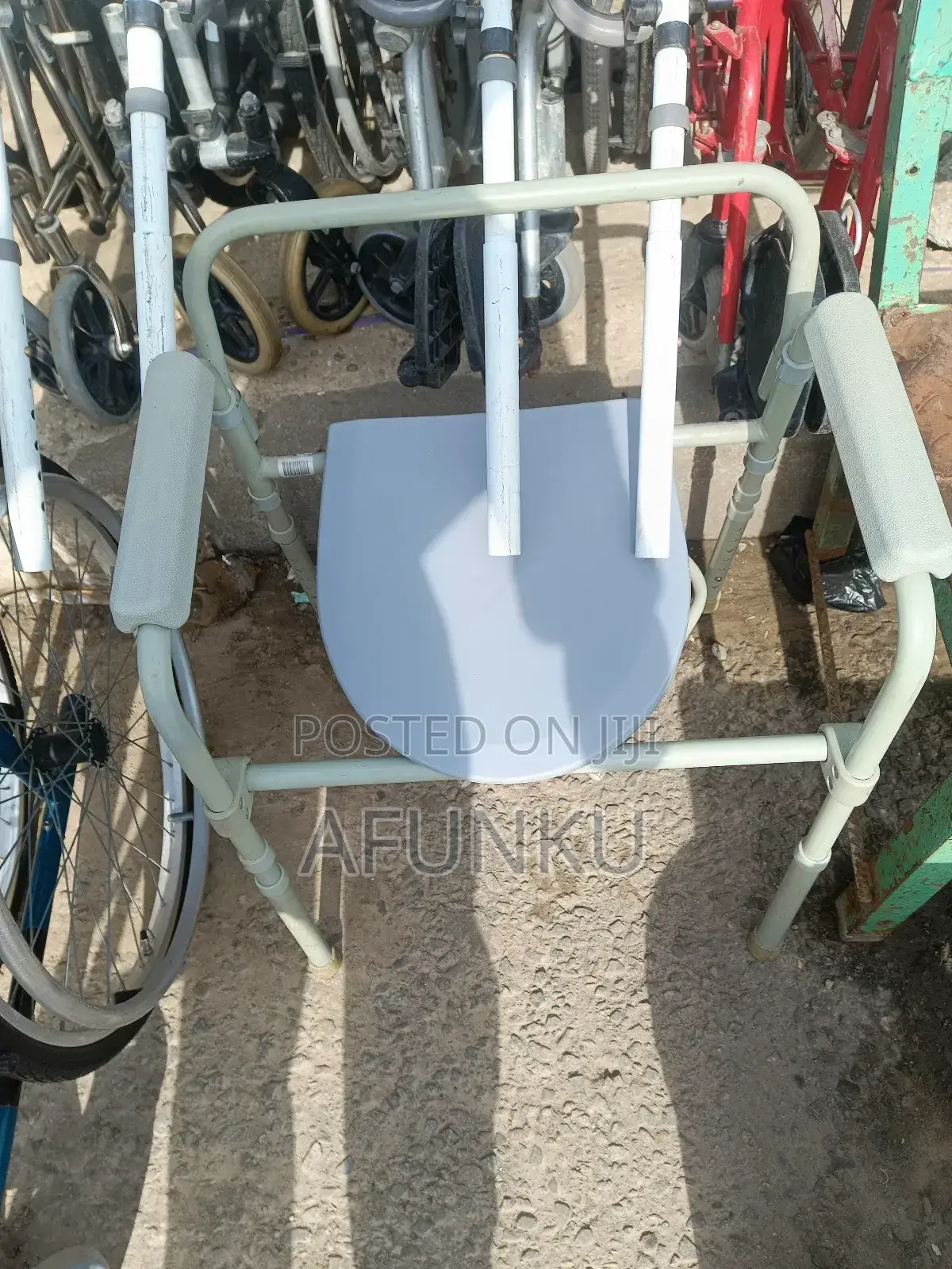 Commode Toilet With Bucket