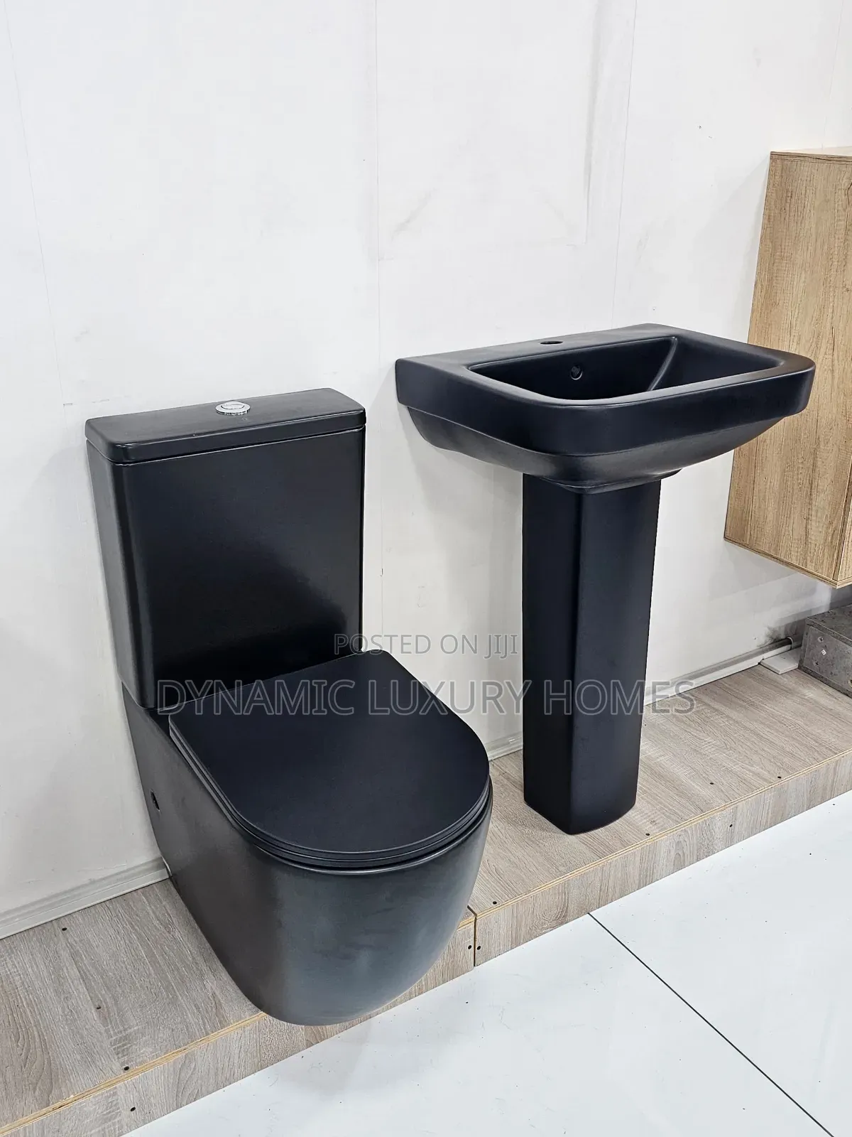 Executive Luxury Compete Set Black Water Closet England