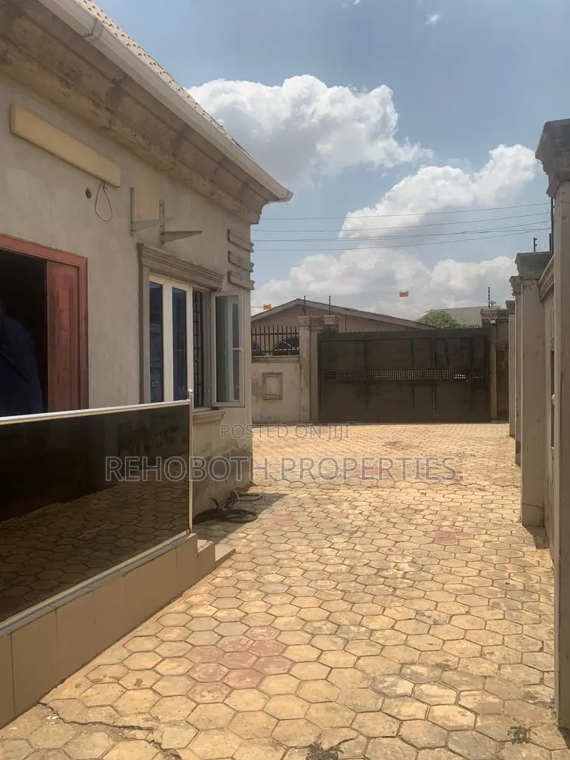 Furnished 3bdrm Bungalow in Ayegoro Akobo, Ibadan for sale