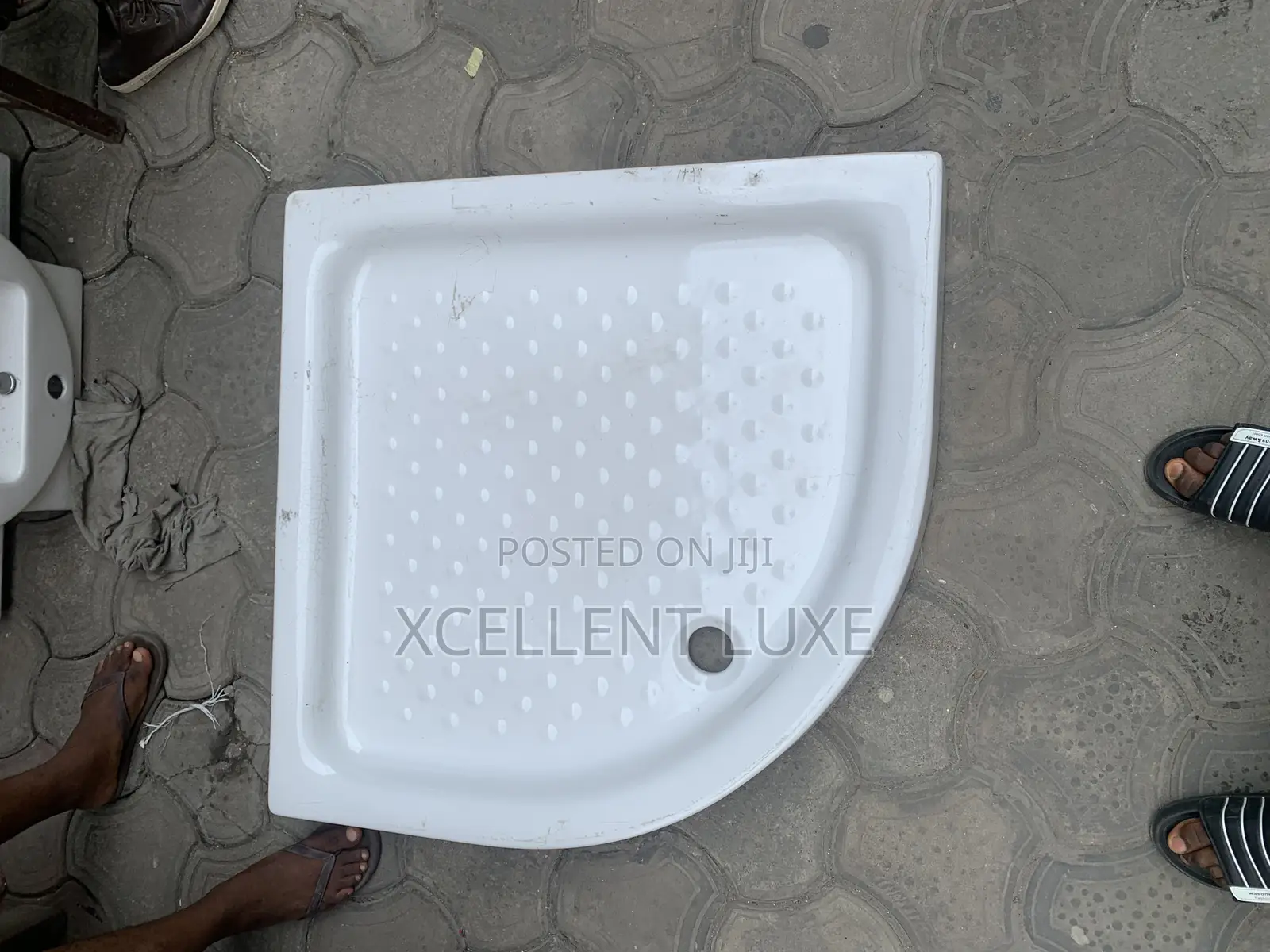 Ceramic Curve 90x90cm Shower Tray for Heavy Duty