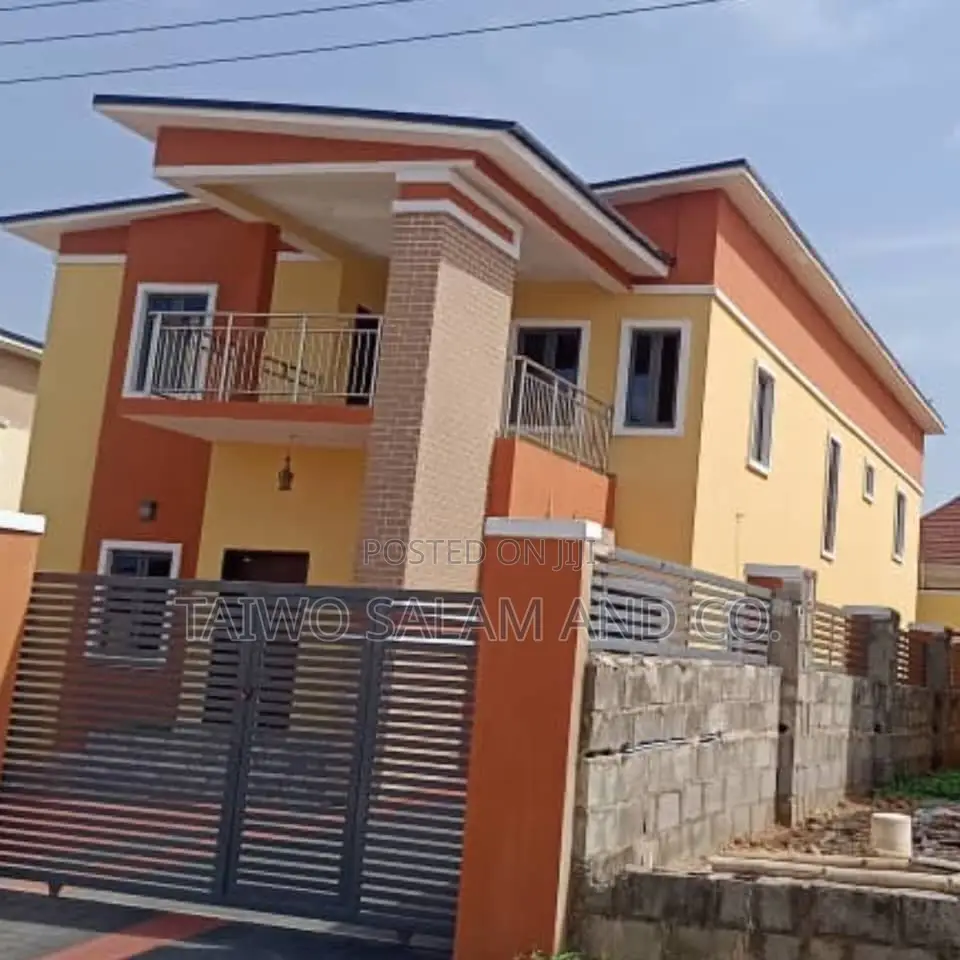4bdrm Duplex in Jericho for sale