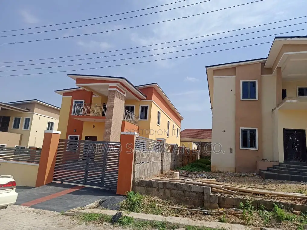4bdrm Duplex in Jericho for sale