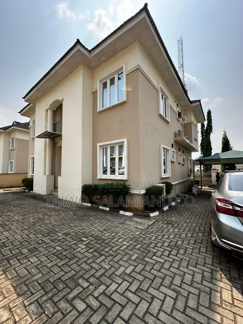 5bdrm Duplex in Agodi for sale