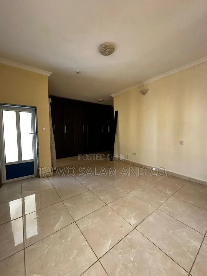 5bdrm Duplex in Agodi for sale