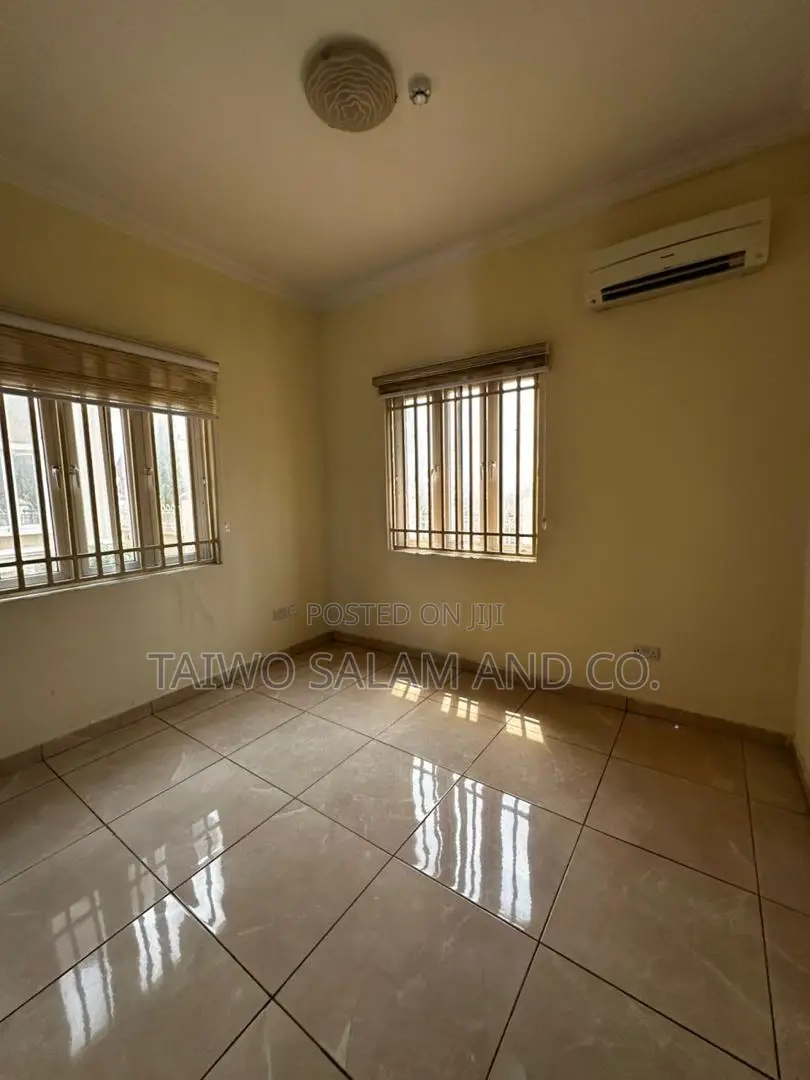 5bdrm Duplex in Agodi for sale