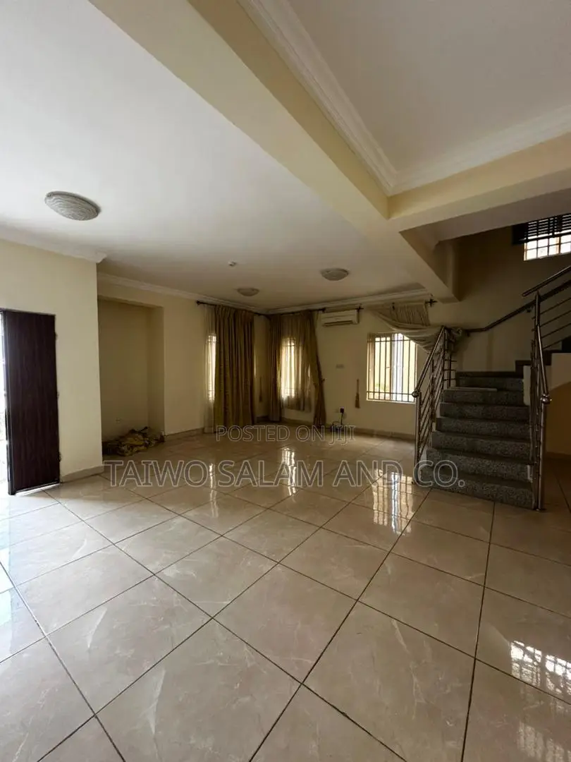5bdrm Duplex in Agodi for sale
