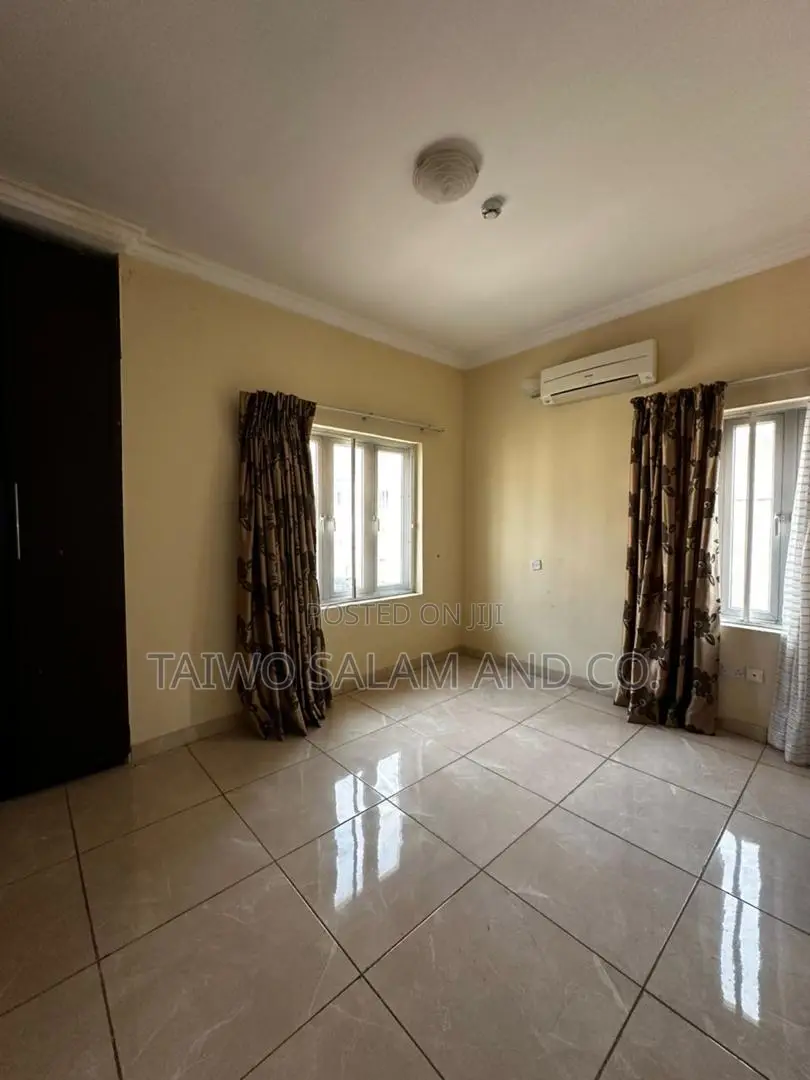 5bdrm Duplex in Agodi for sale