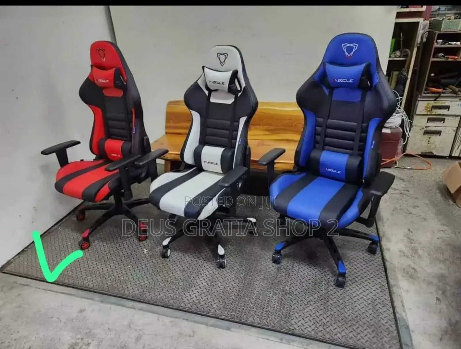 Game Chair With Footrest and Plastic Leg