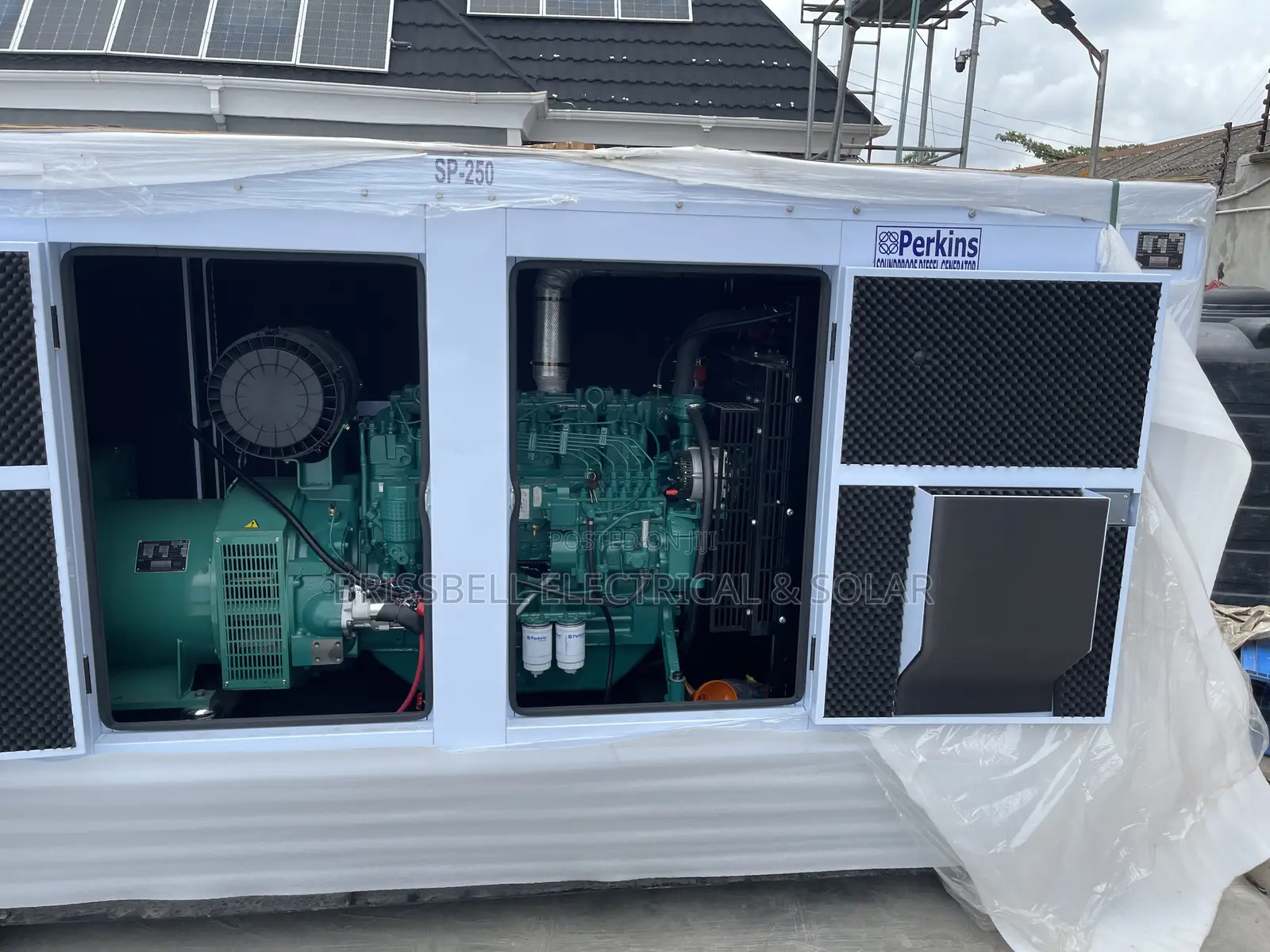 Superb England Perkins Soundproof Diesel Generator 250kva