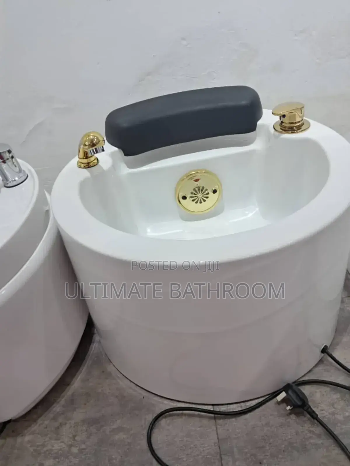 Round Shape White And Gold Pedicure Bowl