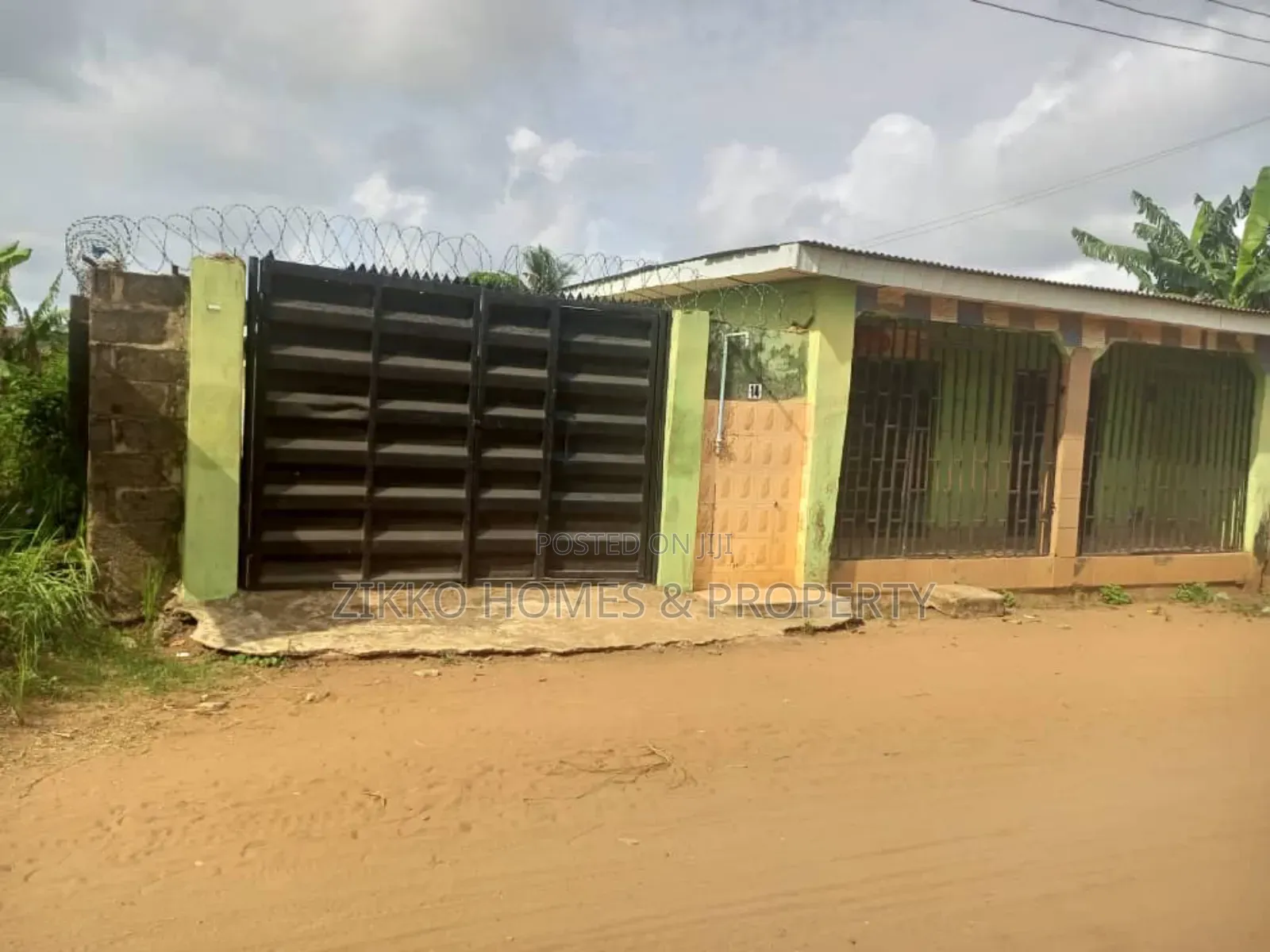 3bedroom Bungalow +2shops Fo
