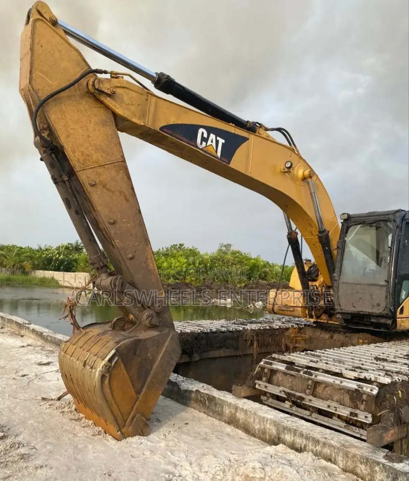 Tokunbo Grade 320cl Caterpillar Swambuggy.