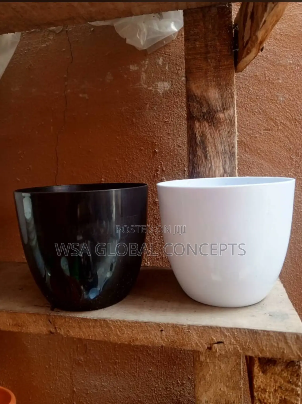 Round Black and White Flower Vase