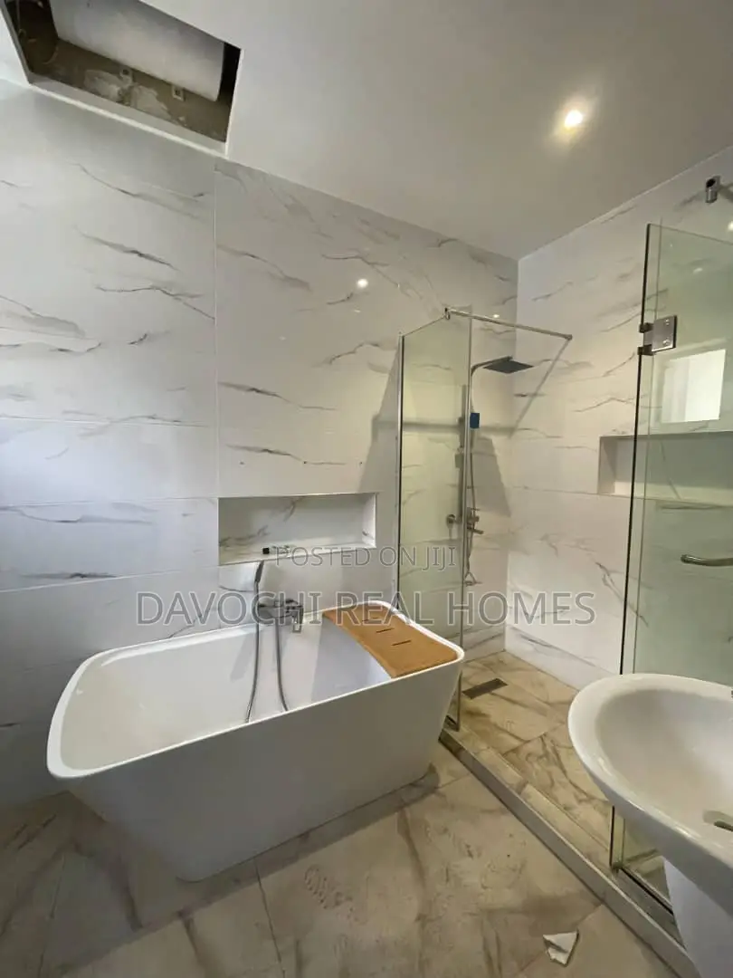 4bdrm Duplex in Lekki Phase1 for rent