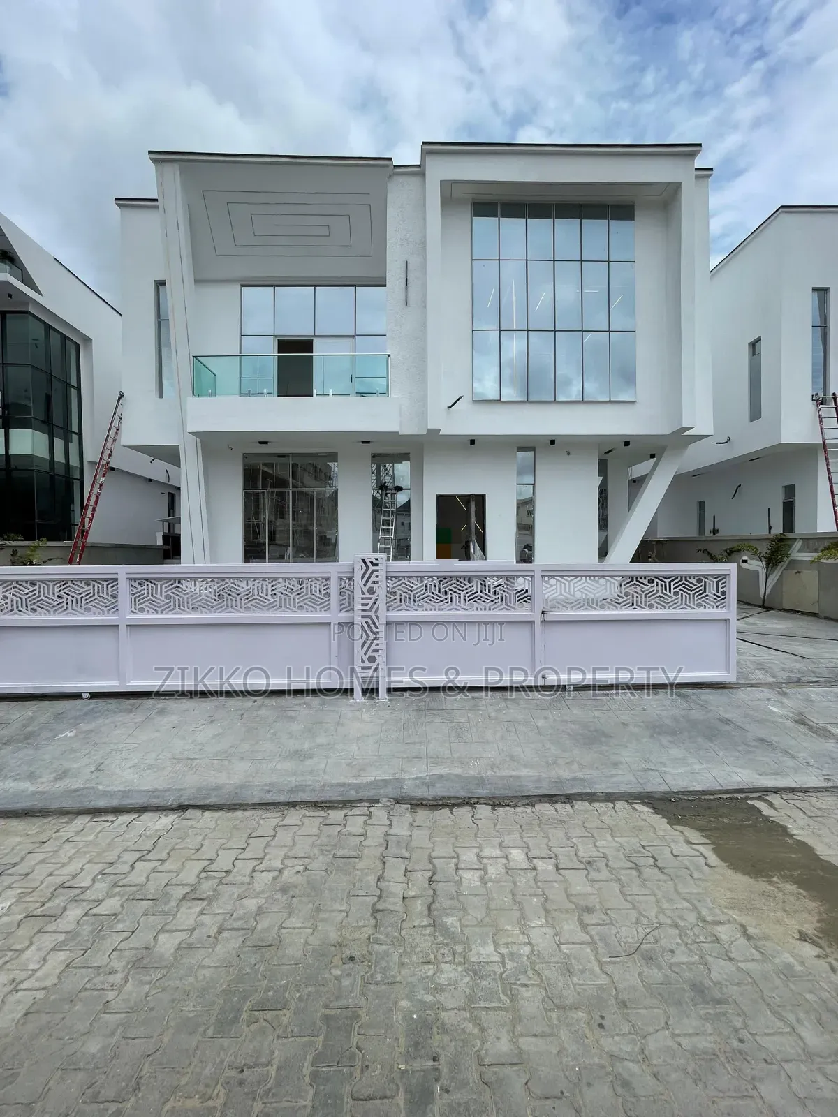 5bedroom Available for Sale in Chevron