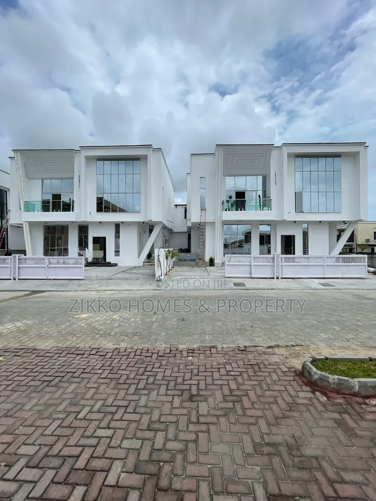 5bedroom Available for Sale in Chevron