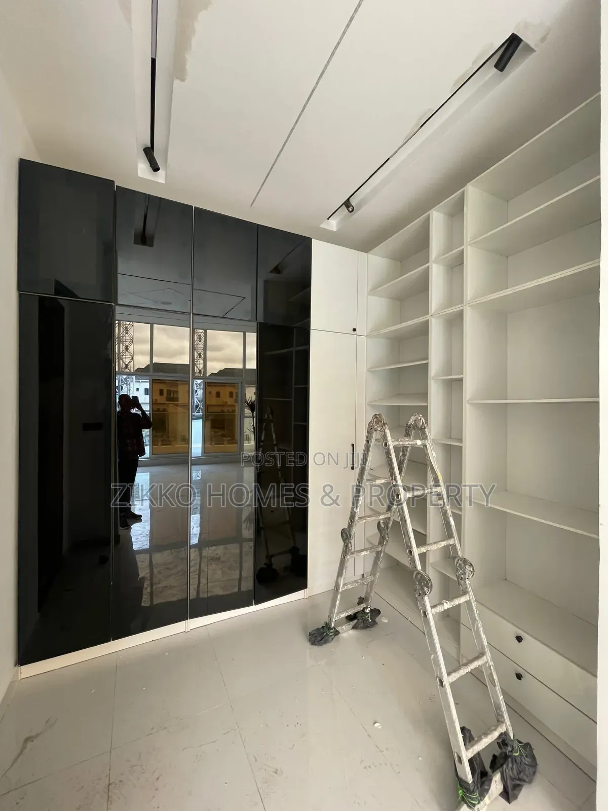 5bedroom Available for Sale in Chevron