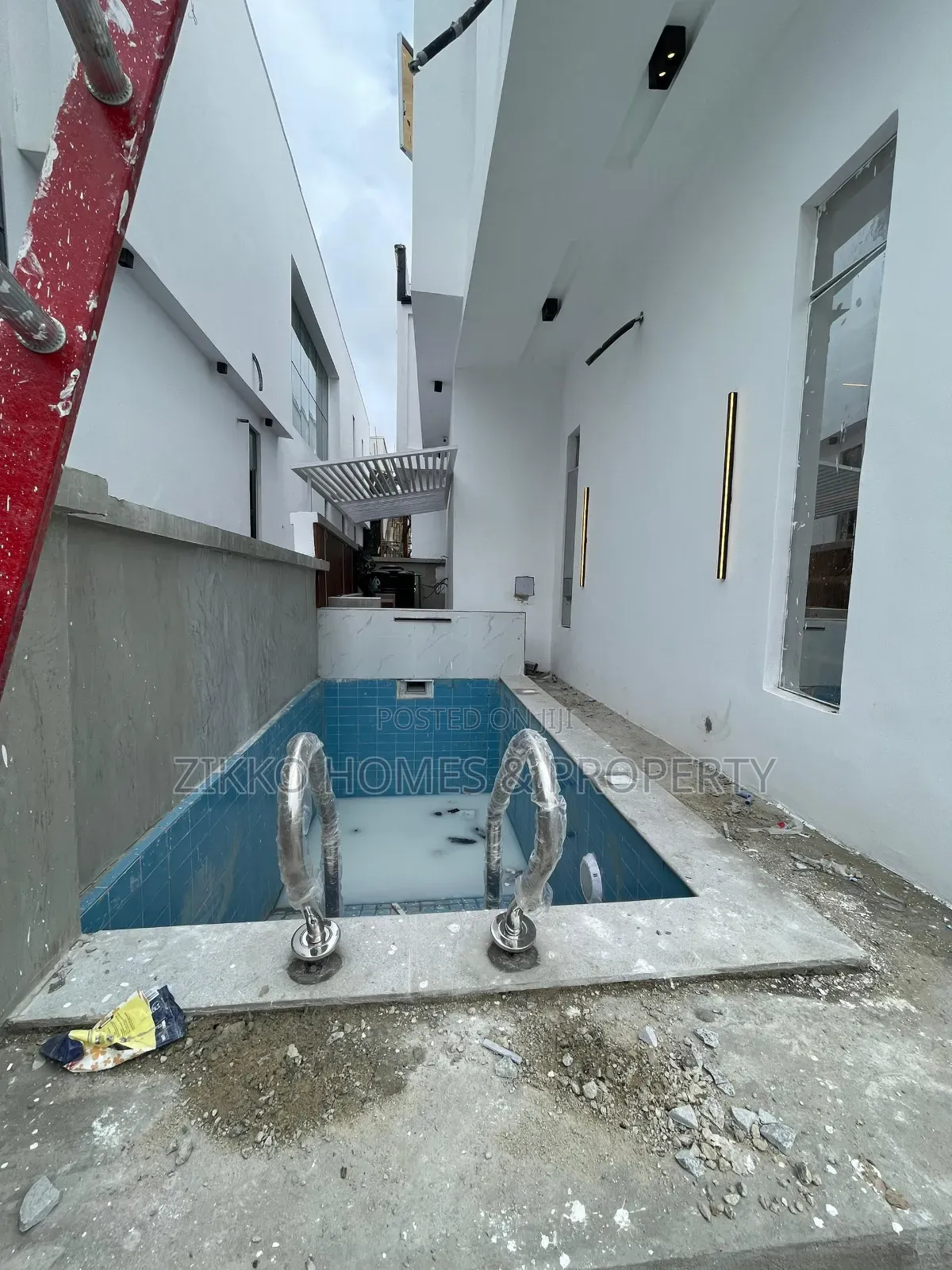 5bedroom Available for Sale in Chevron