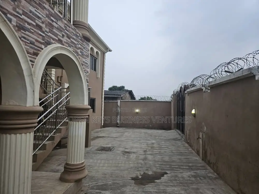 3bdrm House in Oluyole Estate for sale