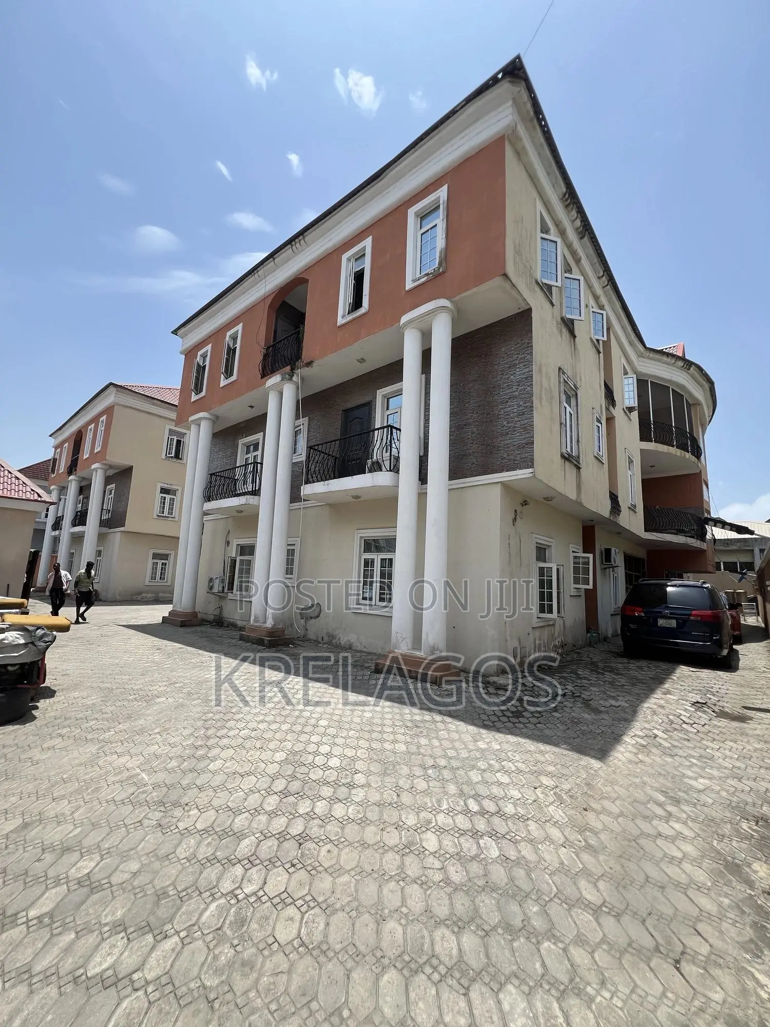 3bdrm Apartment in Chevron for sale