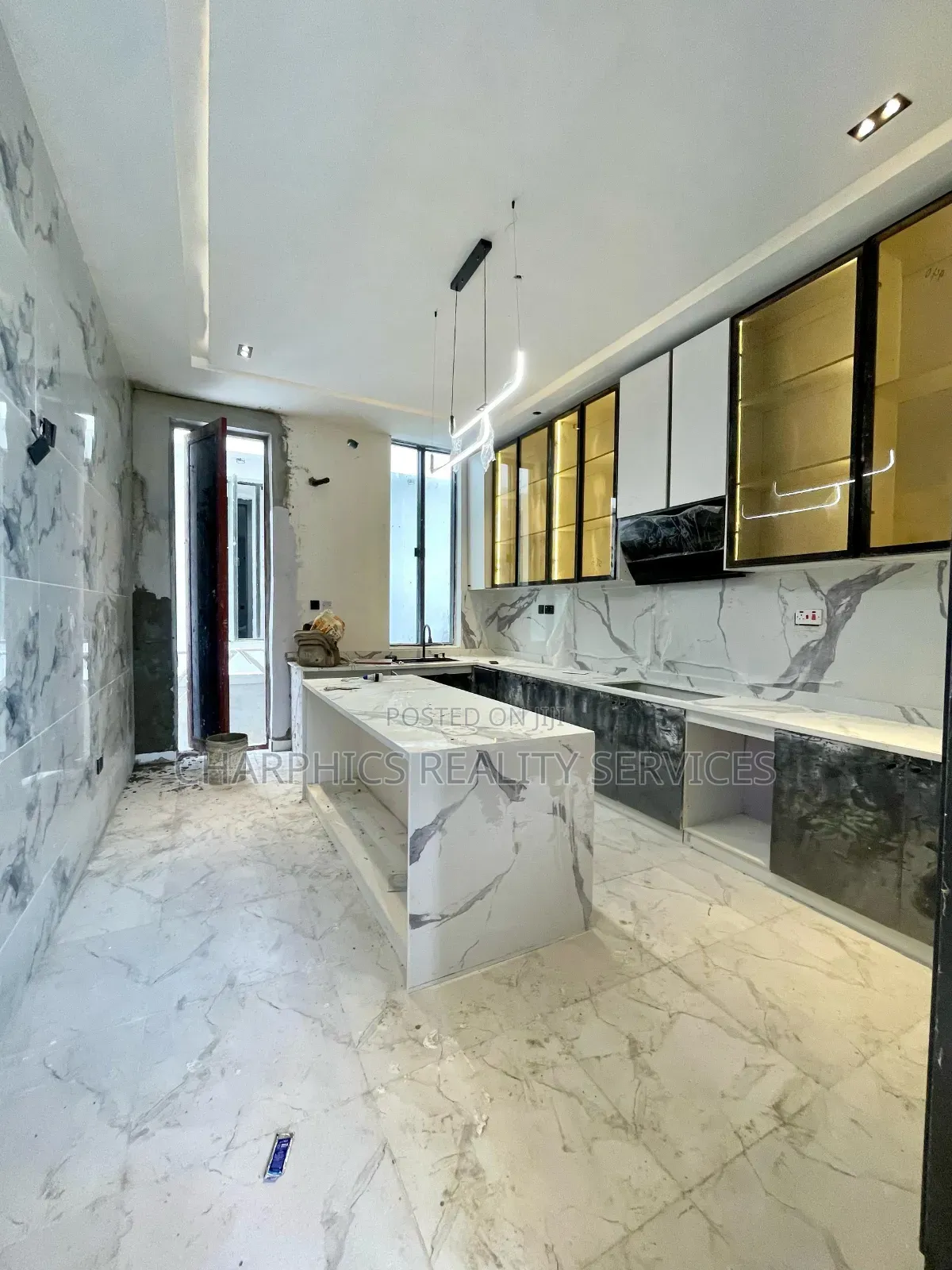 5bdrm Duplex in Chevron for sale