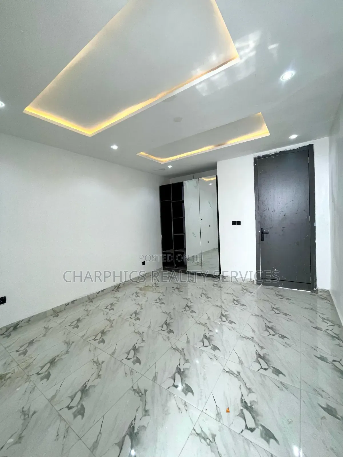 5bdrm Duplex in Chevron for sale