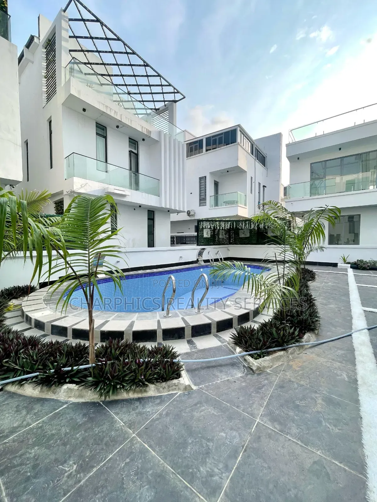 5bdrm Duplex in Osapa london for sale