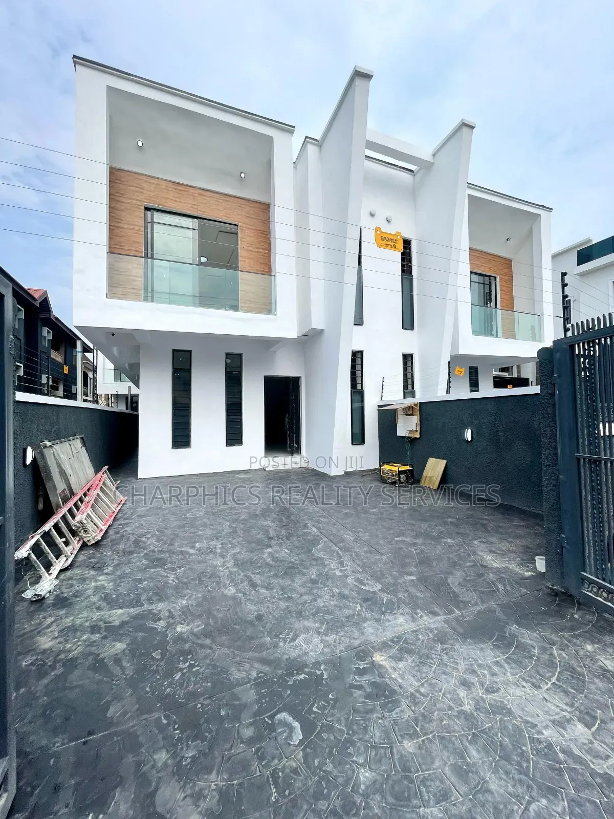 4bdrm Duplex in Agungi for sale
