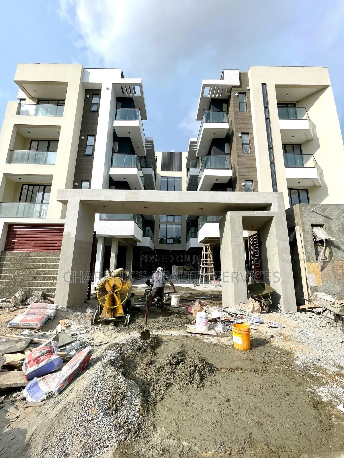 3bdrm Apartment in Lekki Phase 1 for sale