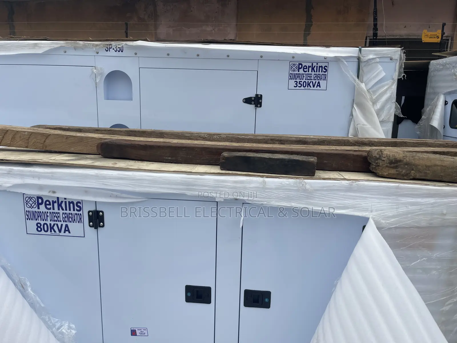 Standard England Perkins Soundproof Diesel Generator 350kva