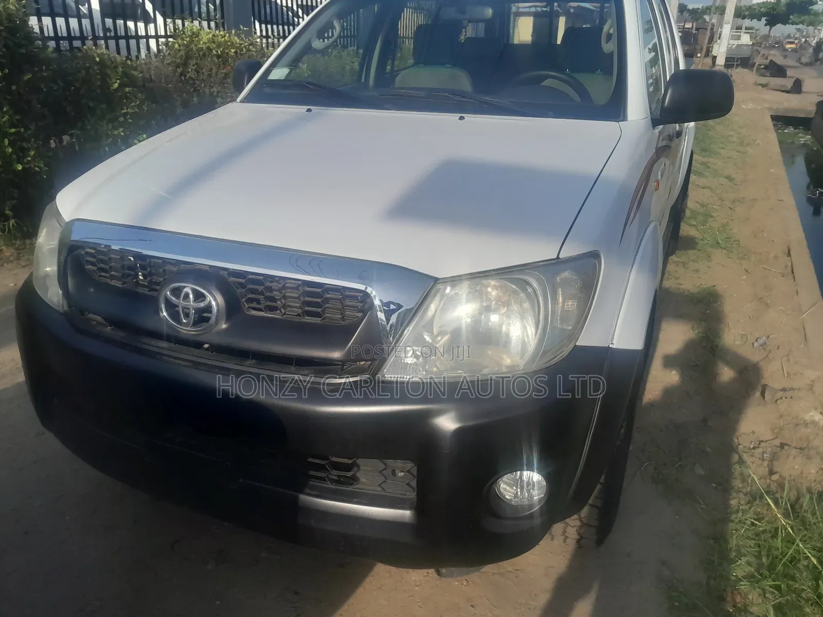 Toyota Hilux 2.5 D-4D 4X4 SRX 2011 White
