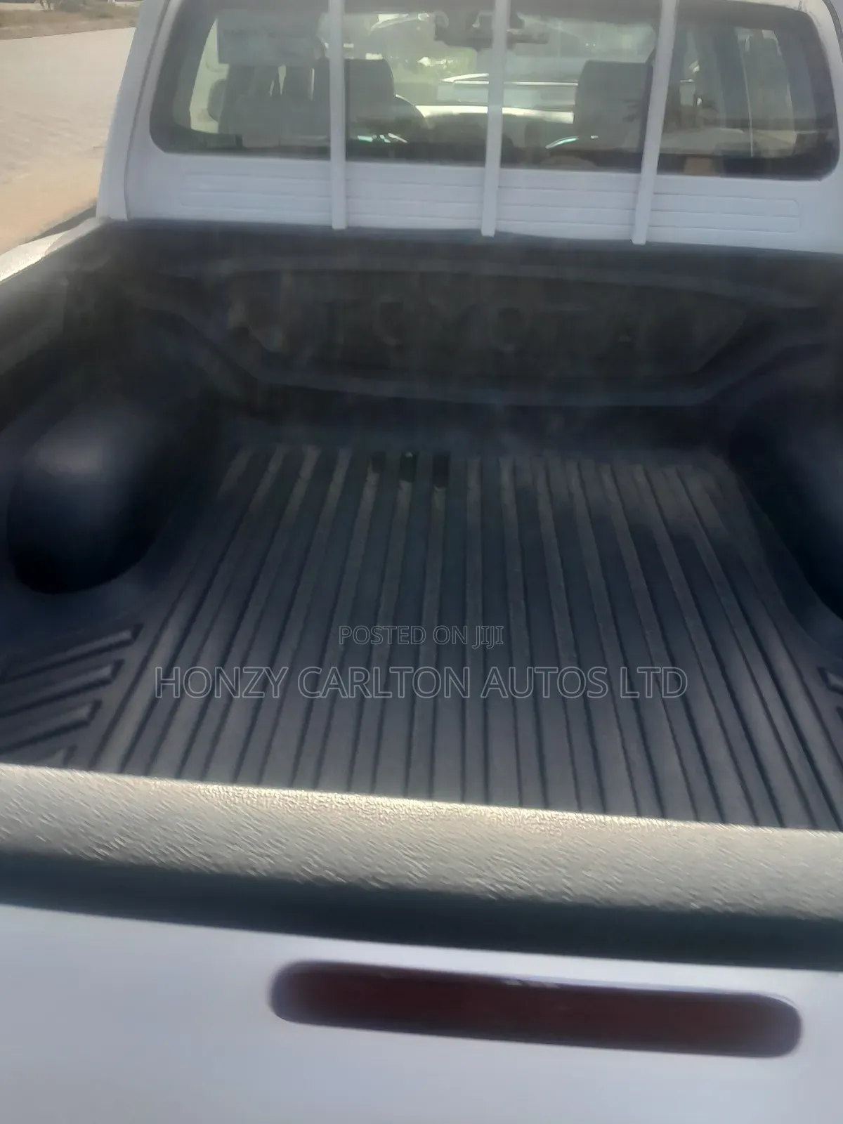 Toyota Hilux 2.5 D-4D 4X4 SRX 2011 White