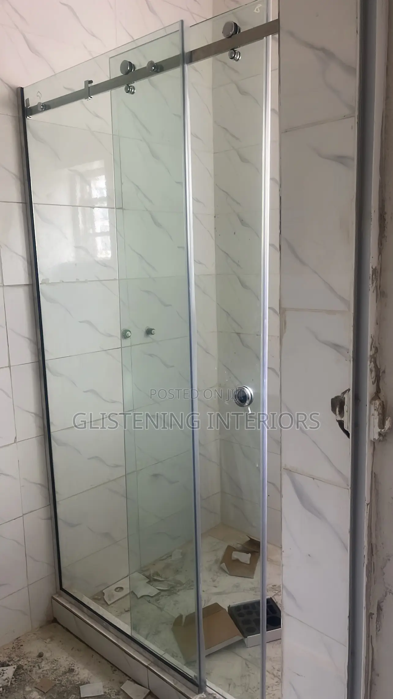 Sliding Shower Cubicle With Silver Accessories
