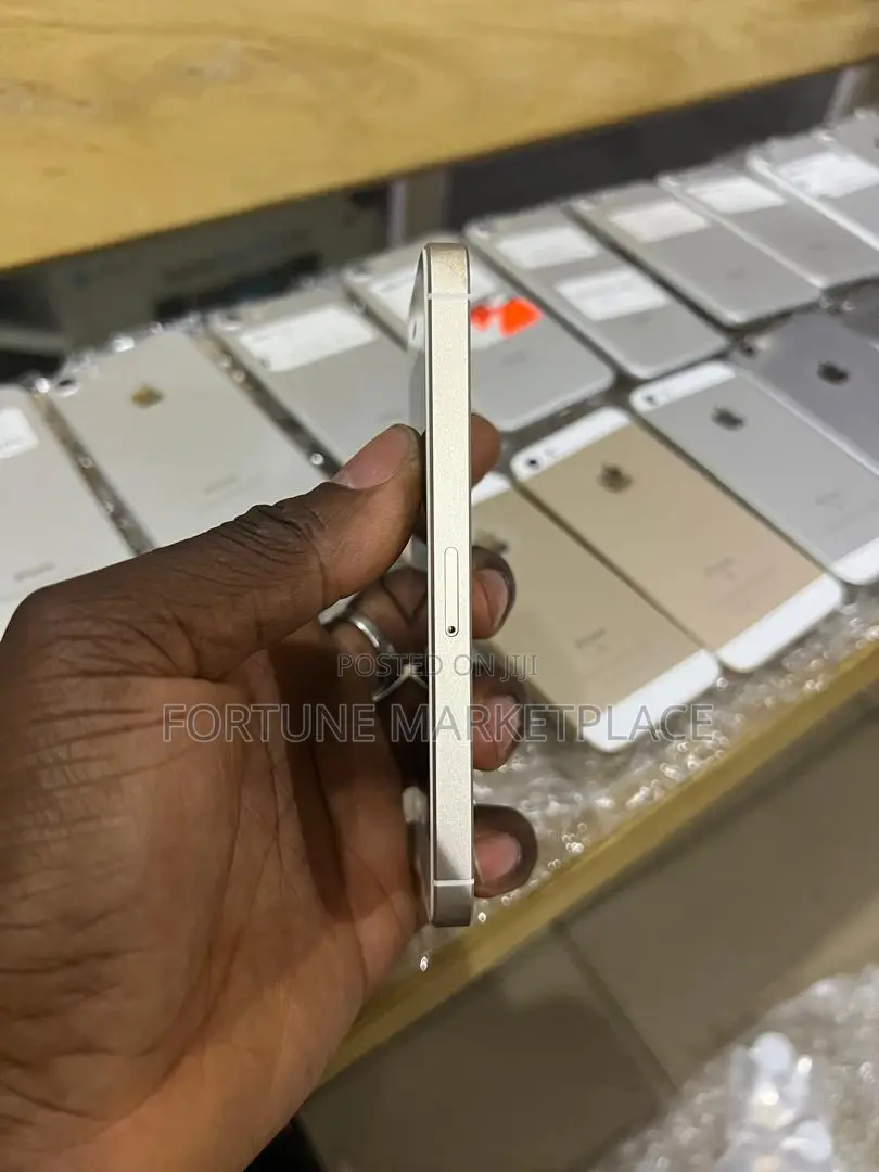 Apple iPhone SE 64 GB Gold