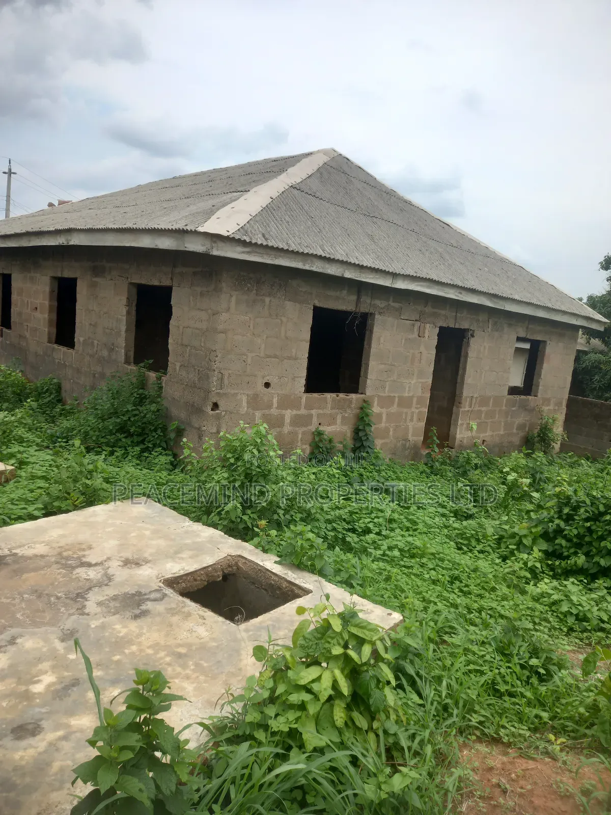 8bdrm Bungalow in Ifo Oja Bus Stop for sale