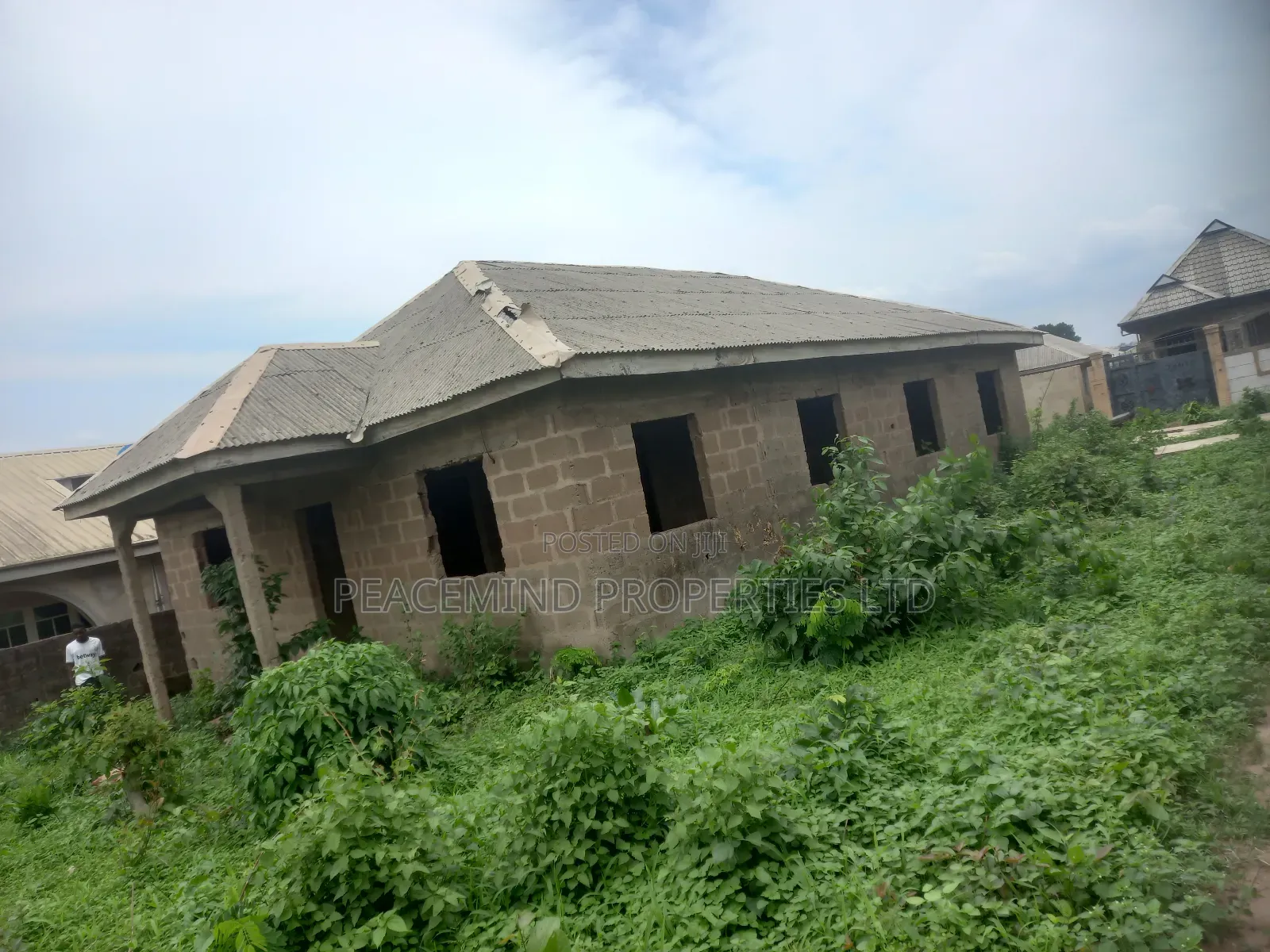 8bdrm Bungalow in Ifo Oja Bus Stop for sale