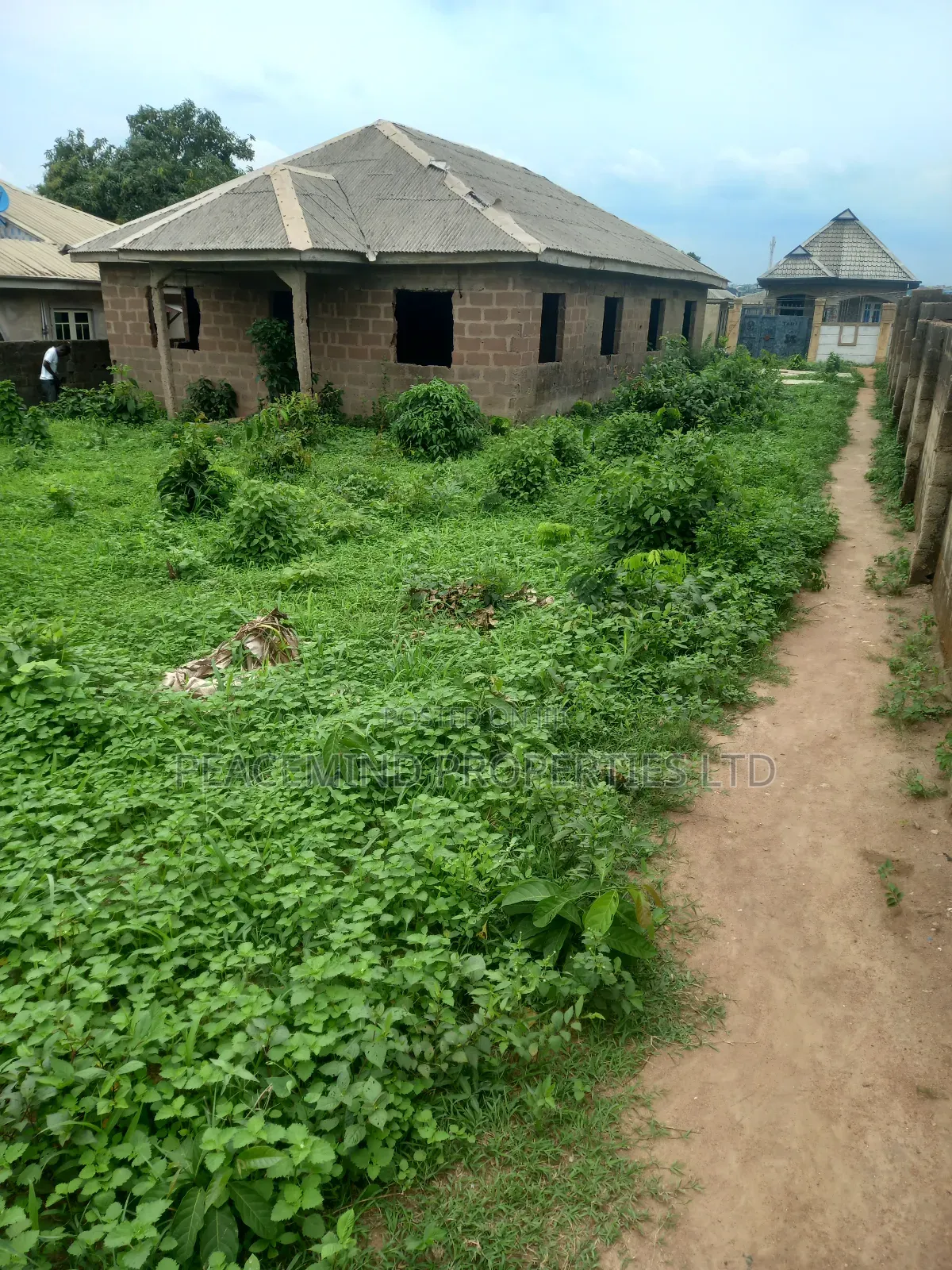 8bdrm Bungalow in Ifo Oja Bus Stop for sale