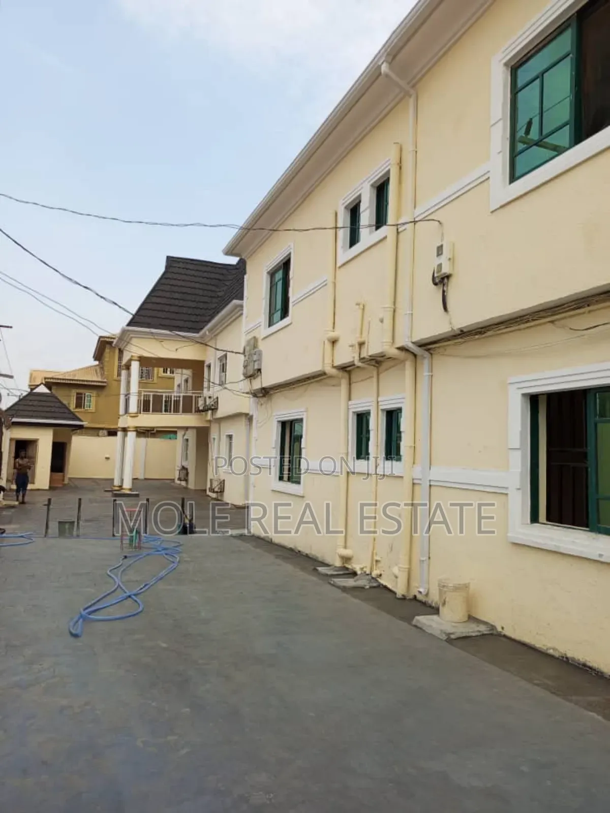 Luxery 2 Berd Liasu Rd Fenced Gate Floored and Painted 33kva