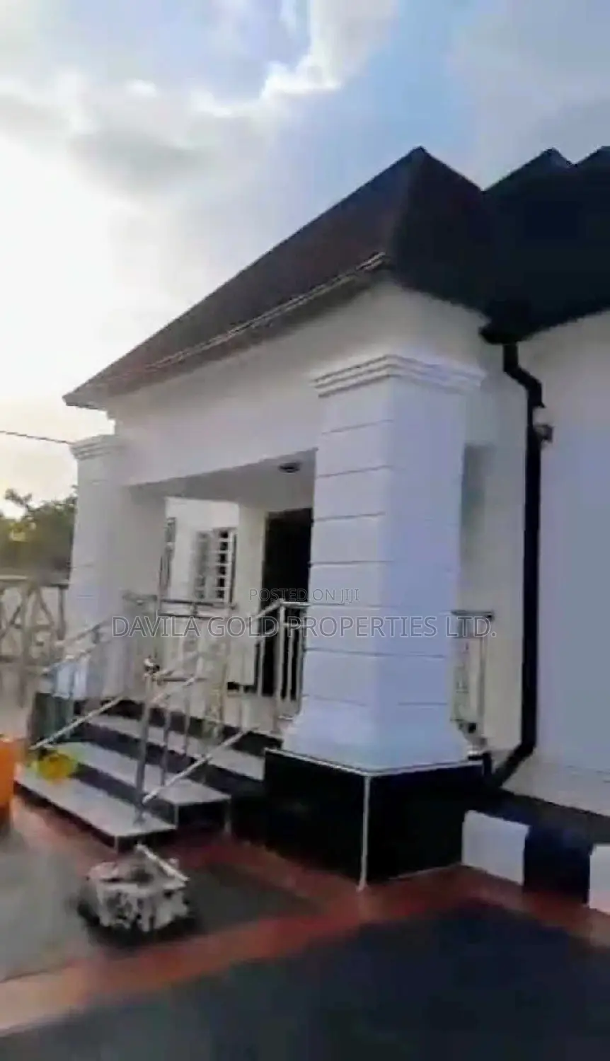 5bdrm Block of Flats in Benin City for sale