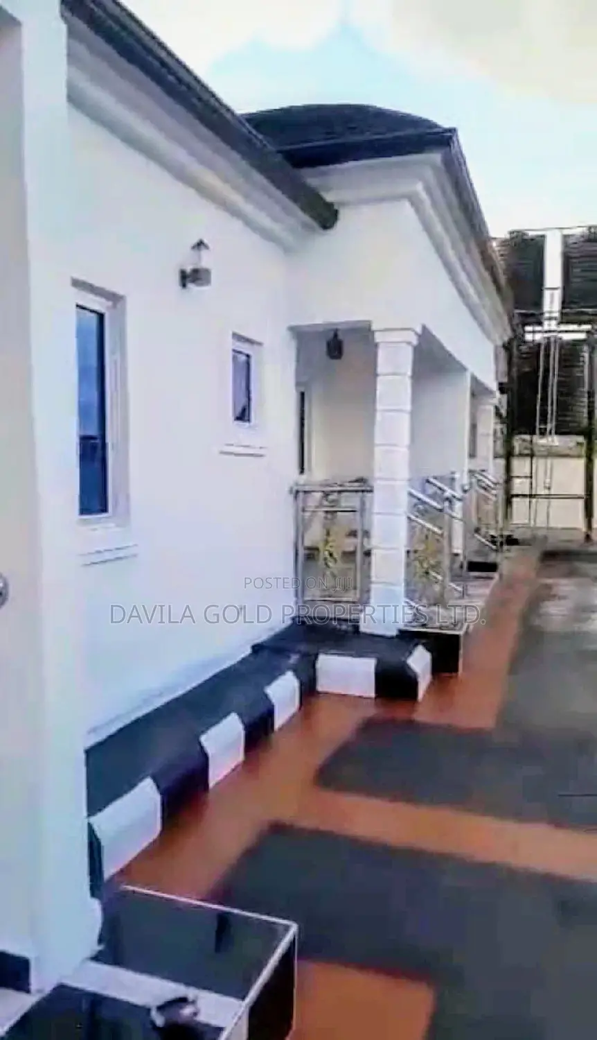 5bdrm Block of Flats in Benin City for sale