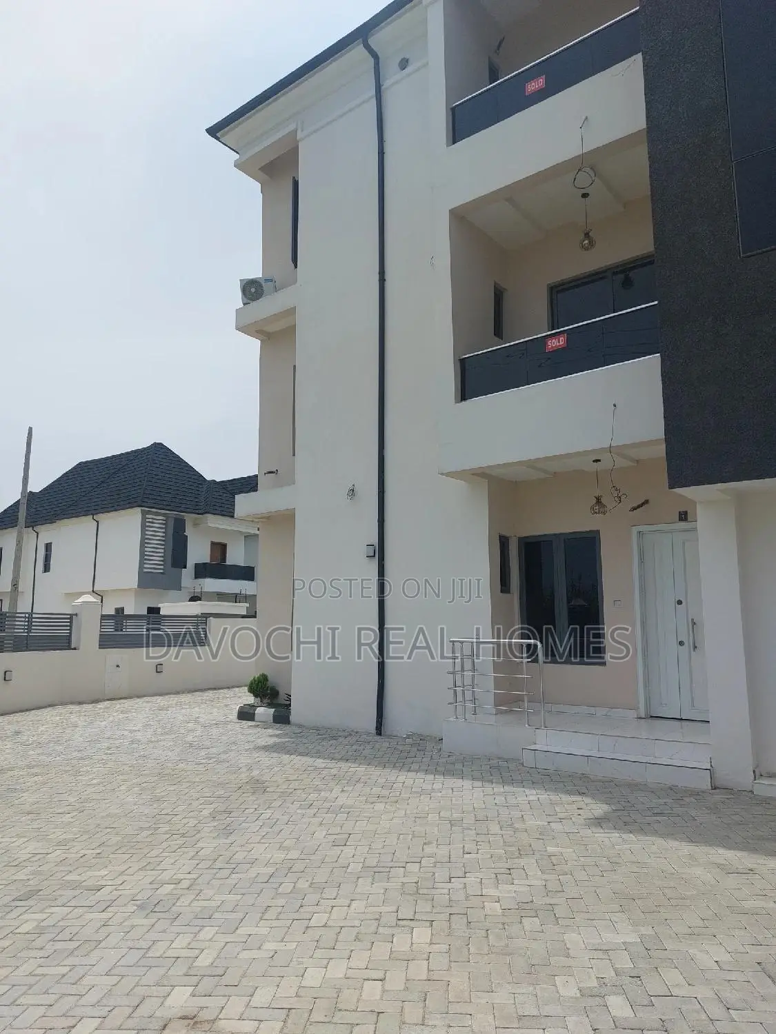 3bdrm Apartment in Ikota, Lekki for sale