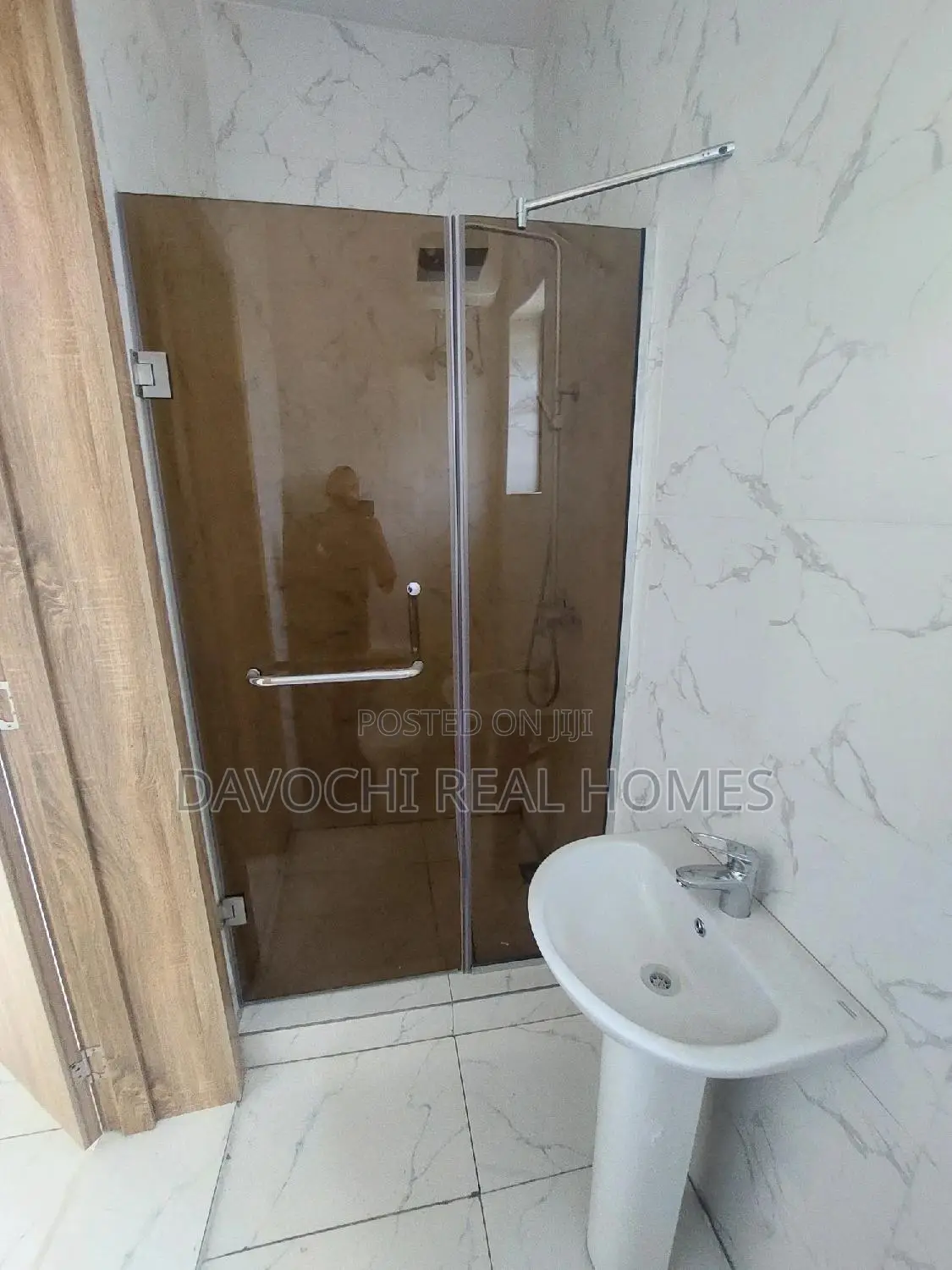 3bdrm Apartment in Ikota, Lekki for sale
