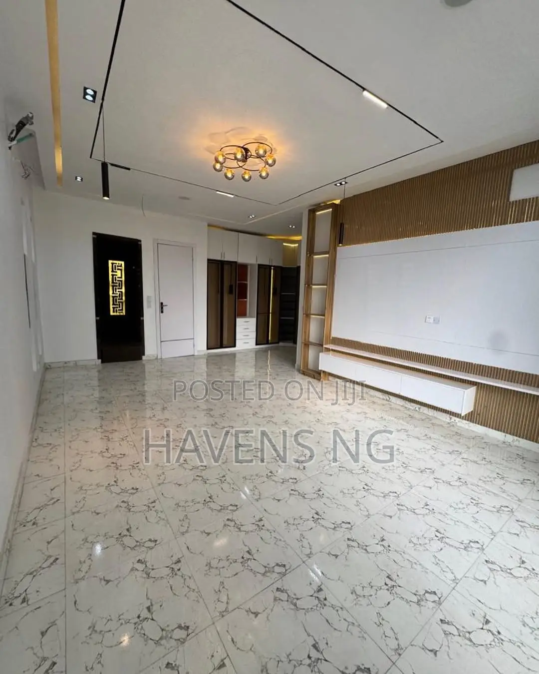 5bdrm Duplex in Chevron for sale